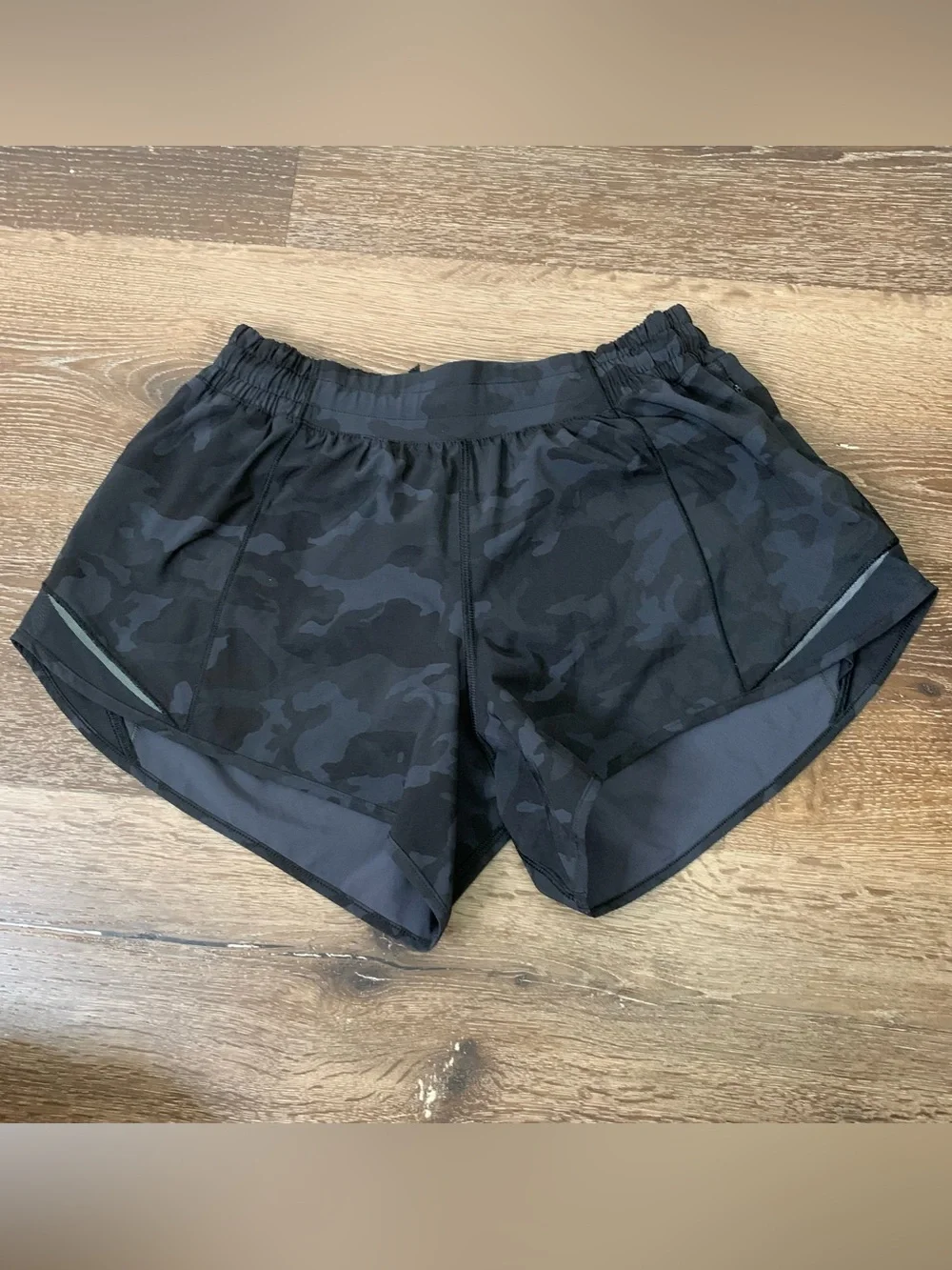 Lululemon Hotty hot camo low rise shorts 8Tall